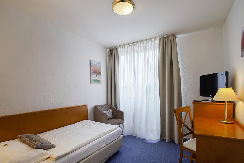Hotel Maxim Langenfeld  Pokoj fotografie